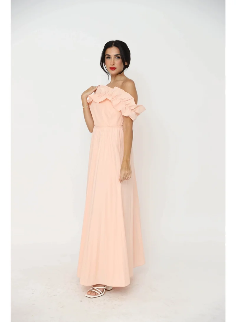 توترندس فستان وردي طويل بدون أكتاف مع تفاصيل كشكشة عند الصدر